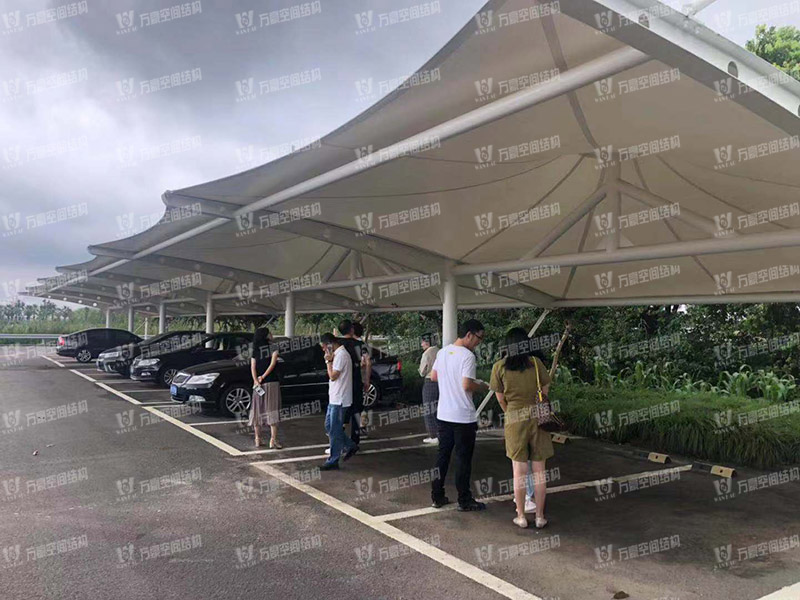 張拉膜車棚造價和哪些因素有關？降低張拉膜車棚造價的方法有哪些？