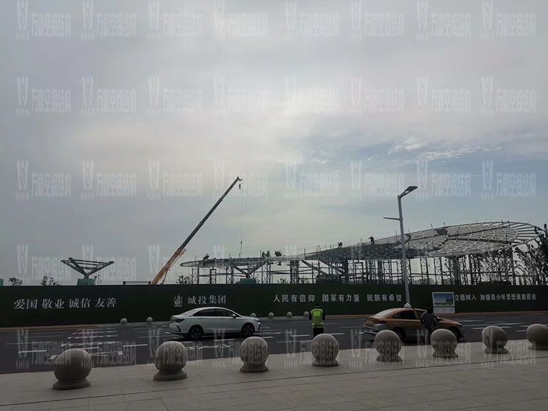 張家港高鐵站前大蝴蝶景觀膜結構工程進入第二階段二次結構拼裝與吊裝