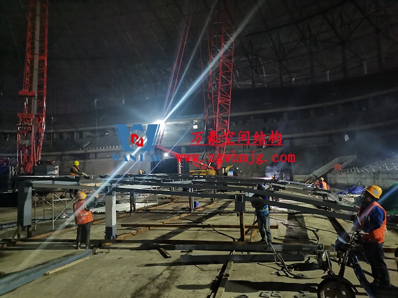 重慶龍興足球場ETFE屋面膜結構工程屋面鋼結構完成,膜結構安裝中 重慶龍興足球場ETFE屋面膜結構工程屋面鋼結構完成,膜結構安裝中