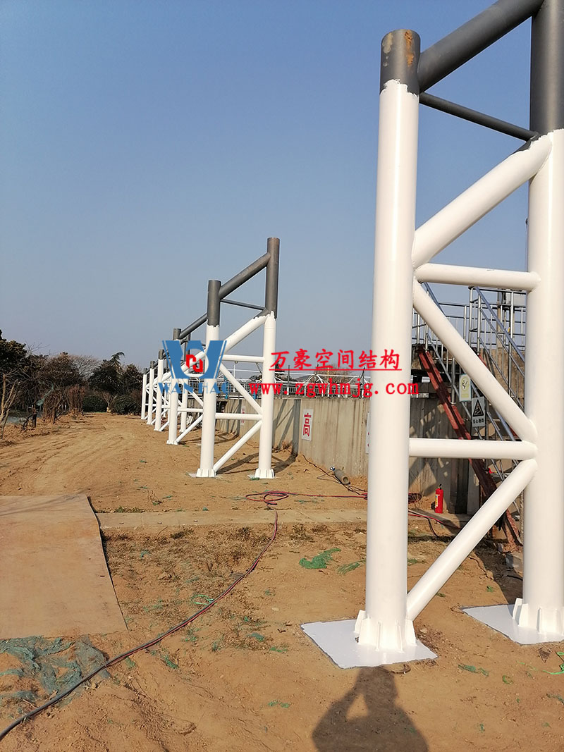 亳州市污水處理廠一期氧化溝密封升級改造工程南區氧化溝立柱已安裝完畢