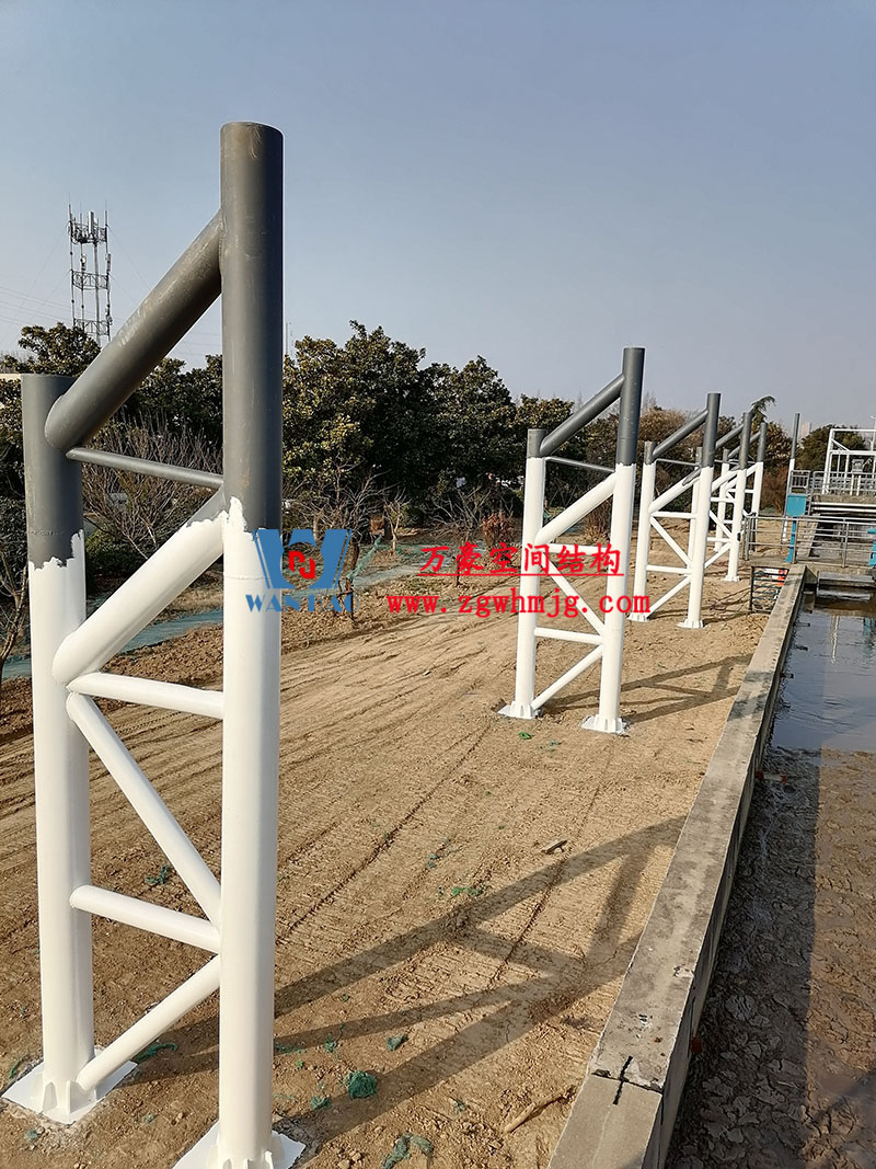 亳州市污水處理廠一期氧化溝密封升級改造工程南區氧化溝立柱已安裝完畢