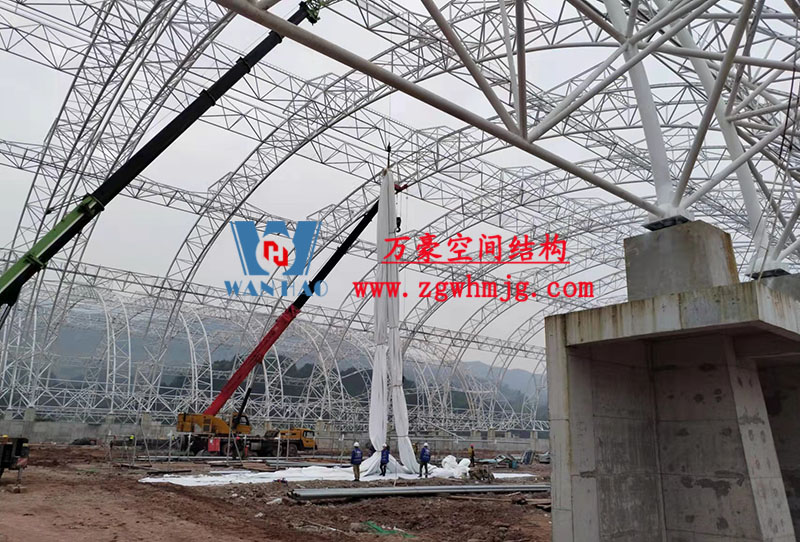 四川高興煤炭儲備基地建設項目鋼結構接近尾聲，膜結構開始安裝