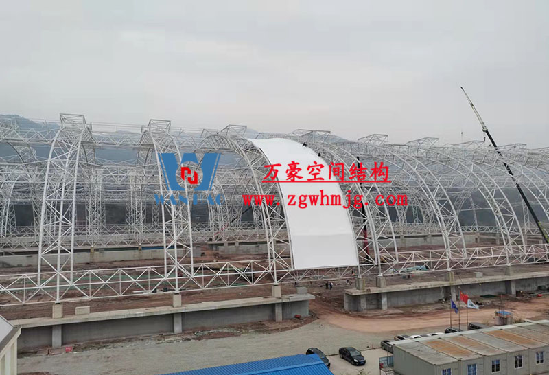 四川高興煤炭儲備基地建設項目鋼結構接近尾聲，膜結構開始安裝