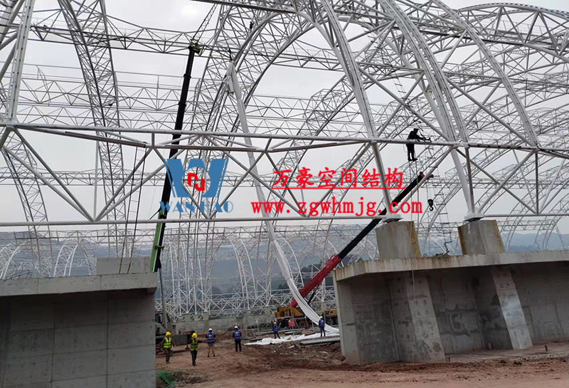 四川高興煤炭儲備基地建設項目鋼結構接近尾聲，膜結構開始安裝