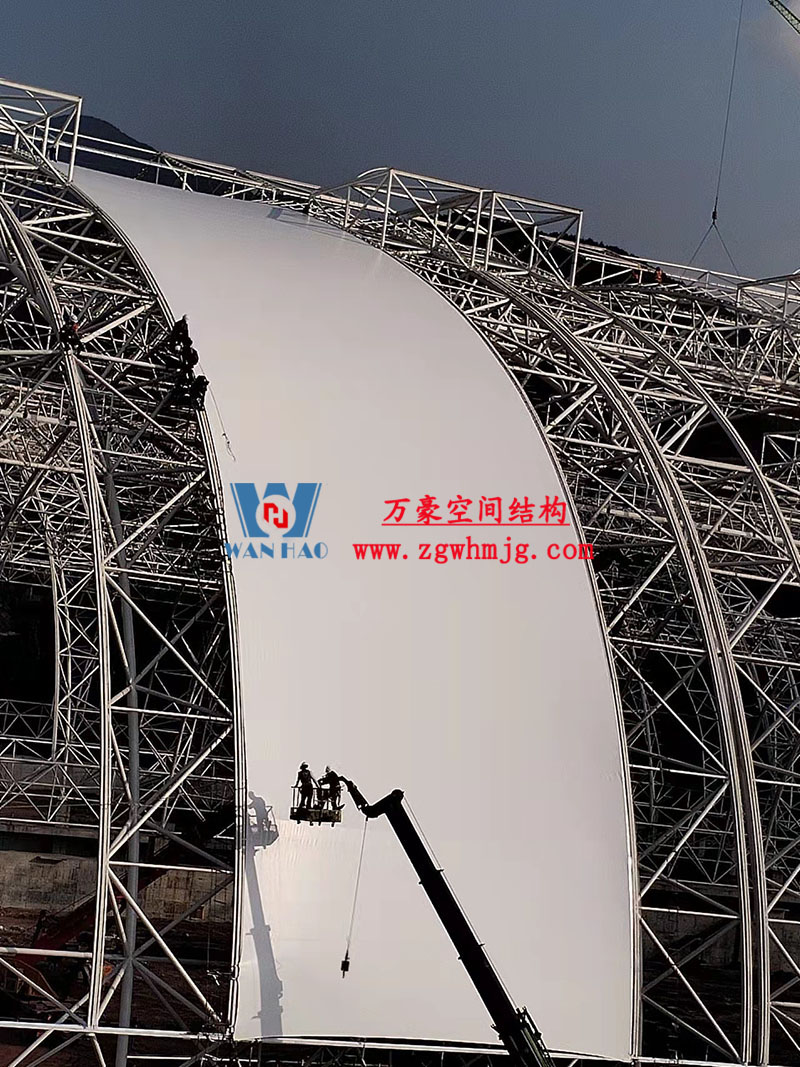 四川高興煤炭儲備基地建設項目鋼結構接近尾聲，膜結構開始安裝