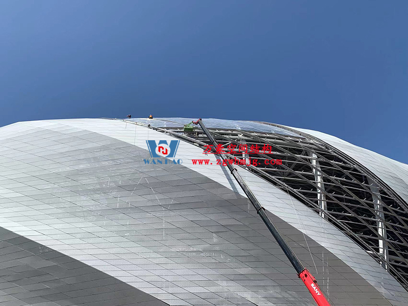 兩江新區(qū)加快建設(shè)龍興足球場(chǎng)（標(biāo)準(zhǔn)不降、工期不延、確保年底建成）