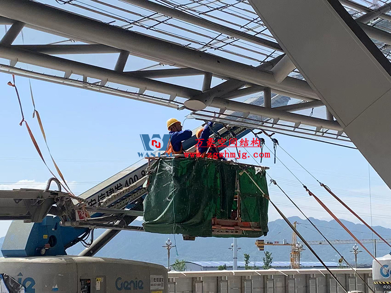 兩江新區(qū)加快建設(shè)龍興足球場(chǎng)（標(biāo)準(zhǔn)不降、工期不延、確保年底建成）