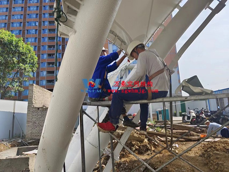 寧波諾丁漢大學室外運動場地改擴建項目膜結(jié)構(gòu)工程膜結(jié)構(gòu)安裝中