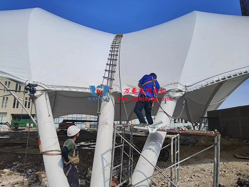 寧波諾丁漢大學室外運動場地改擴建項目膜結(jié)構(gòu)工程膜結(jié)構(gòu)安裝中