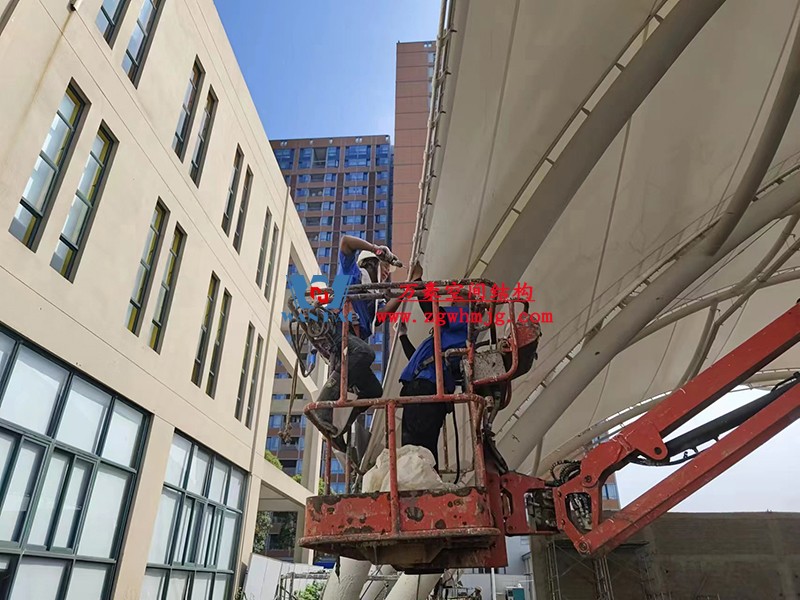 寧波諾丁漢大學室外運動場地改擴建項目膜結(jié)構(gòu)工程膜結(jié)構(gòu)安裝中