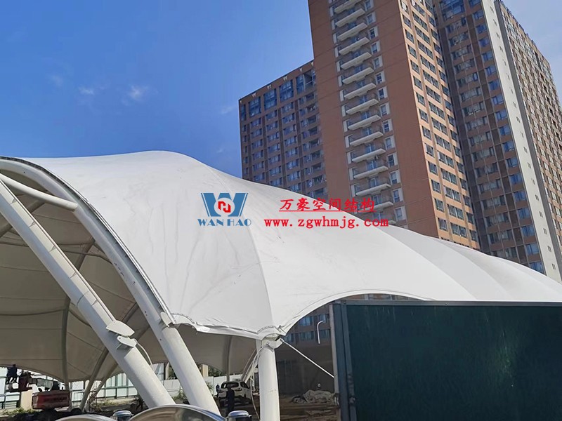 寧波諾丁漢大學室外運動場地改擴建項目膜結(jié)構(gòu)工程膜結(jié)構(gòu)安裝中