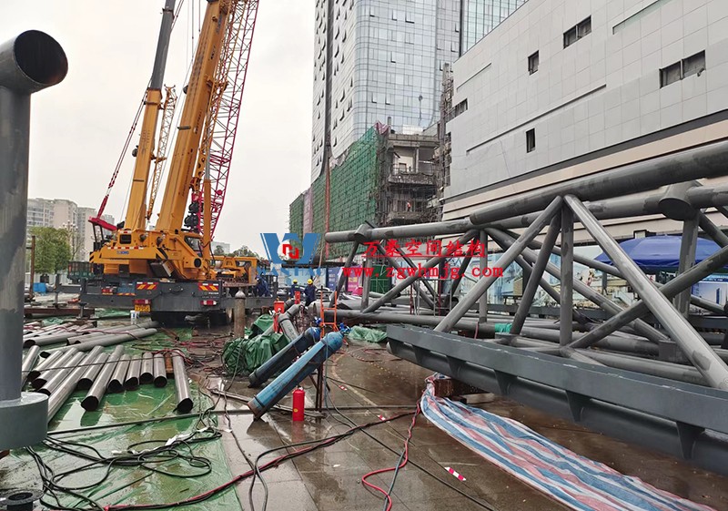 明宇廣場6號地塊商業(yè)（萬達廣場）改造項目鋼膜結構ETFE蓋頂天幕工程開始施工