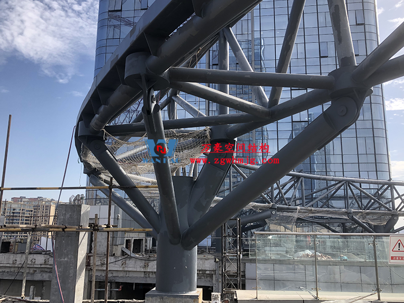 明宇廣場6號地塊商業(yè)（萬達(dá)廣場）改造項目鋼膜結(jié)構(gòu)ETFE蓋頂天幕工程進(jìn)入鋼結(jié)構(gòu)吊裝階段