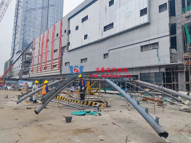 明宇廣場6號地塊商業(yè)（萬達(dá)廣場）改造項目鋼膜結(jié)構(gòu)ETFE蓋頂天幕工程進(jìn)入鋼結(jié)構(gòu)吊裝階段