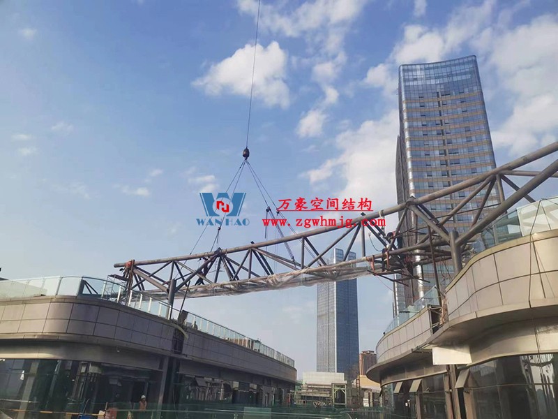 明宇廣場6號地塊商業(yè)（萬達(dá)廣場）改造項目鋼膜結(jié)構(gòu)ETFE蓋頂天幕工程進(jìn)入鋼結(jié)構(gòu)吊裝階段