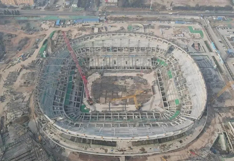 2023亞洲杯青春足球場外立面鋼結構完成六成，“躍動海浪”初步展現