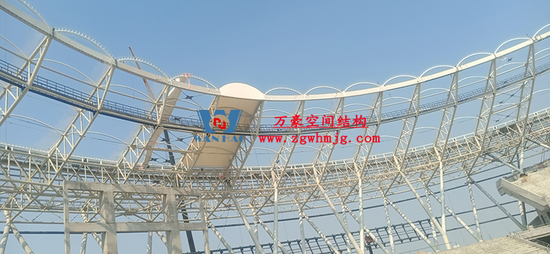 襄陽奧體中心膜結構工程鋼結構接近尾聲，膜結構開始安裝
